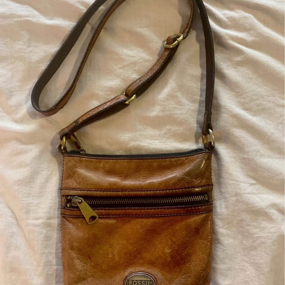 Fossil Brown Messenger Bag with Adjustable Strap and Classic Design